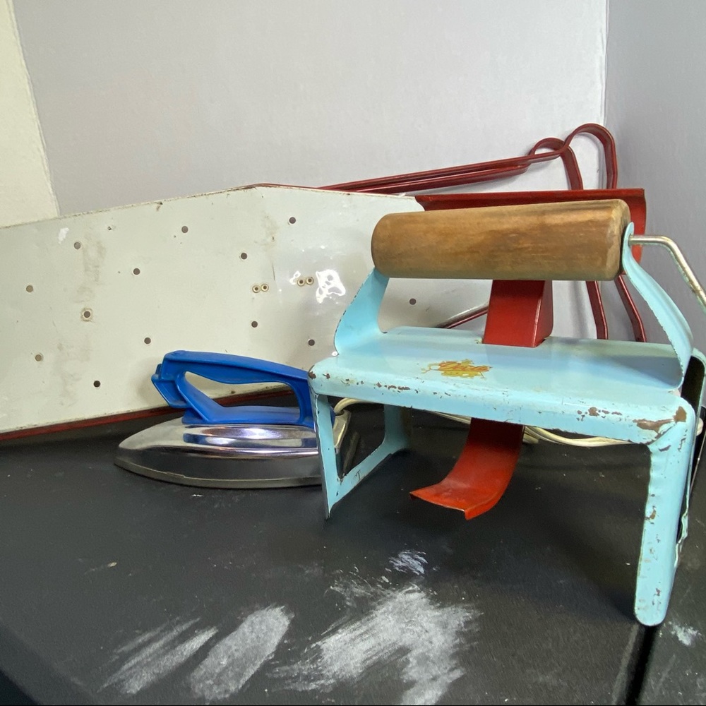 Vintage 1950’s iron, board and 1930’s wringer Sold - Picture 6 of 7